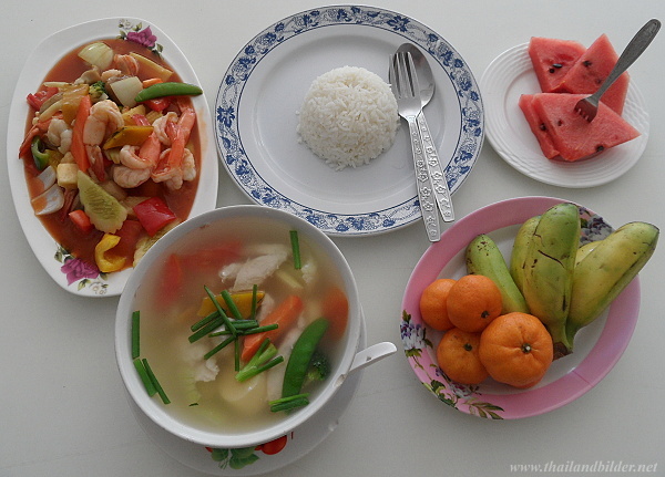 gedeckter Tisch mit Suppe und Früchten