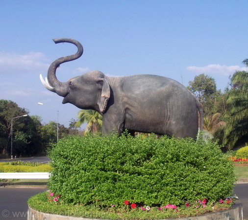 grosser Steinelefant