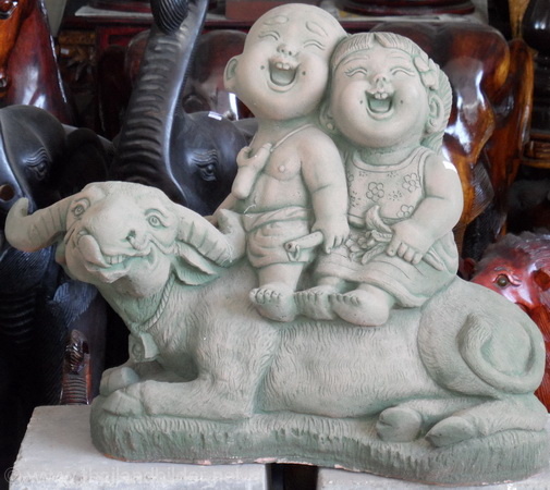 Steinfigur wasserbüffel mit kindern