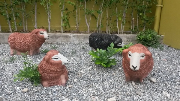 Steinfiguren Schafe