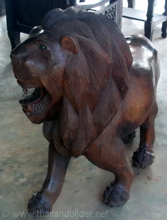 Löwe aus Holz geschnitzt
