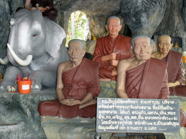 Tempel-Buddha fast lebensgetreu