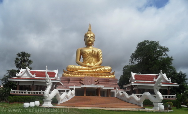 golderner Buddha mit drachentreppe