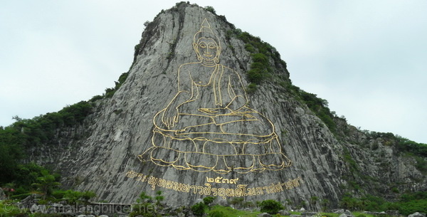 Pattaya goldener Buddha im Fels