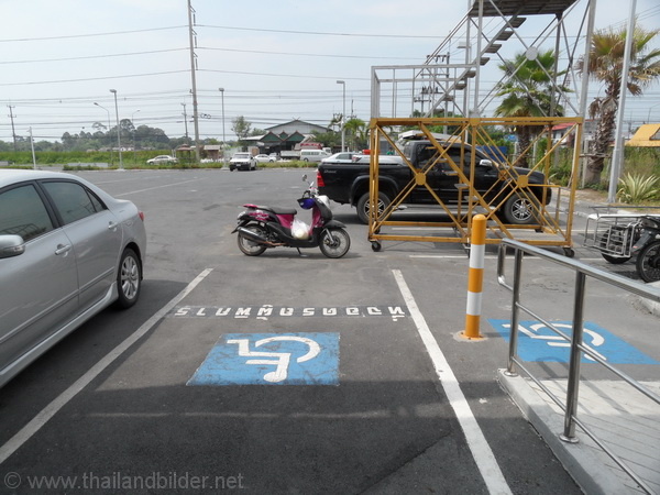 Invalidenparkplatz zugeparkt